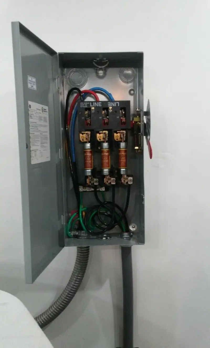 Three-phase disconnect switch installed for Electrical Wiring & Rewiring in Rotterdam